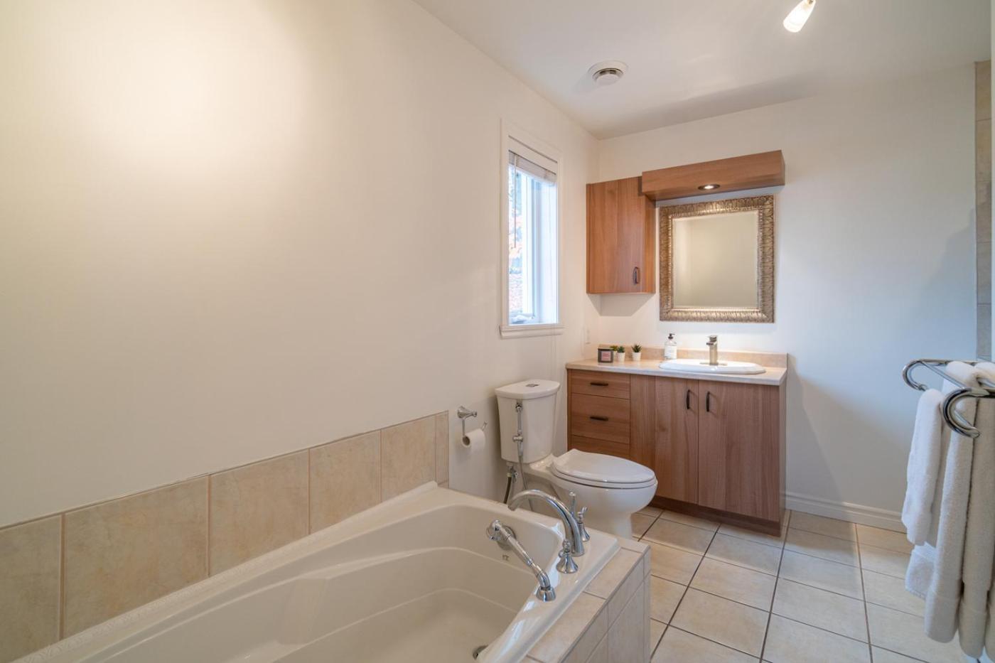Dynamite 2-Bedroom House, Garage, Sleeps 6 Sherbrooke Extérieur photo